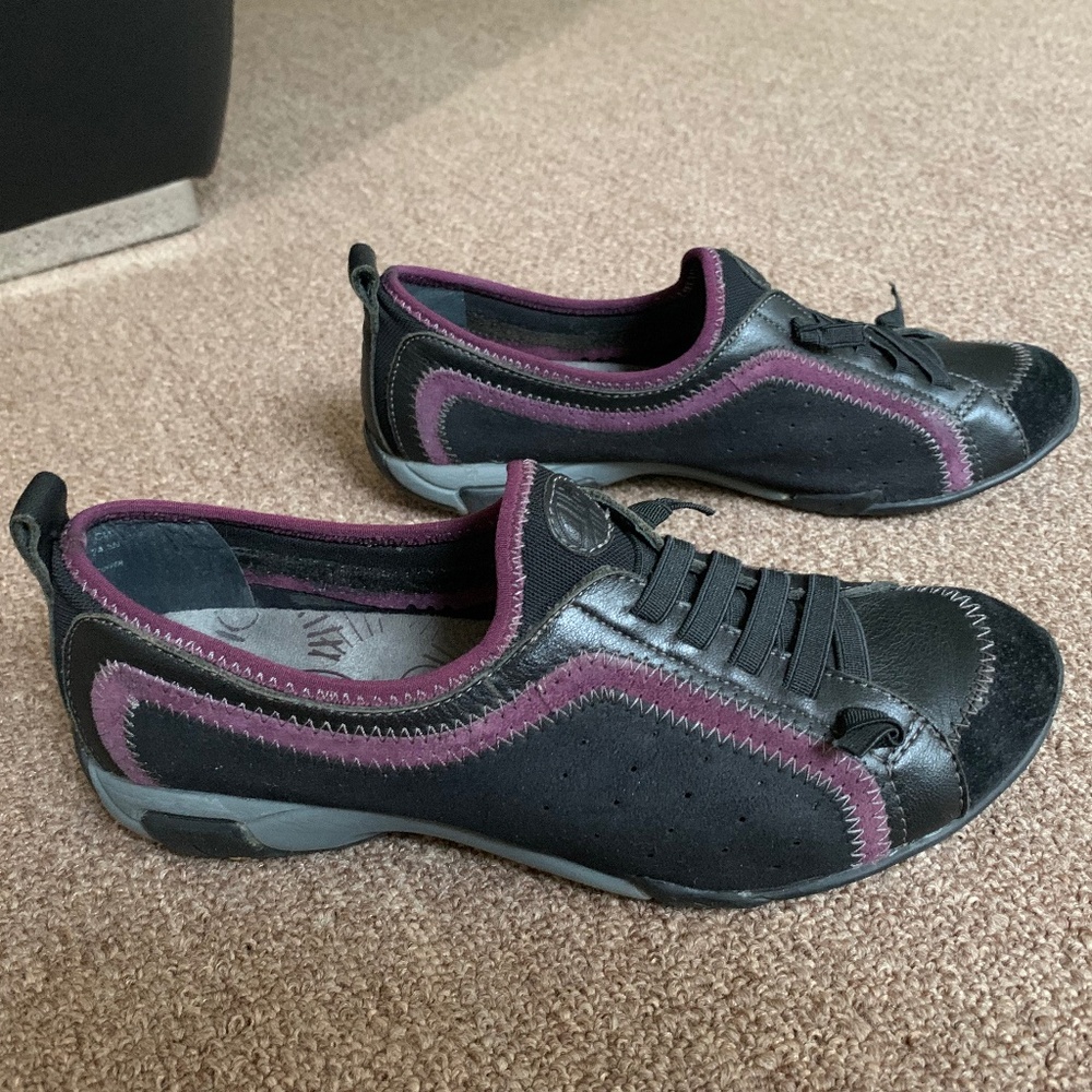 Hush puppies in black leather/suede with purple detail sneaker shoe in size 37